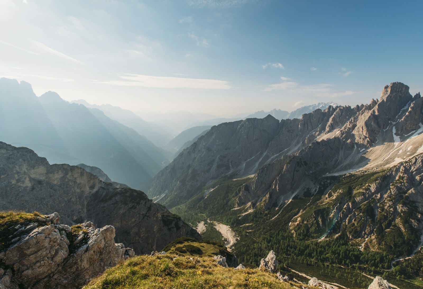 爱体育体育 — 足球场与足球静物